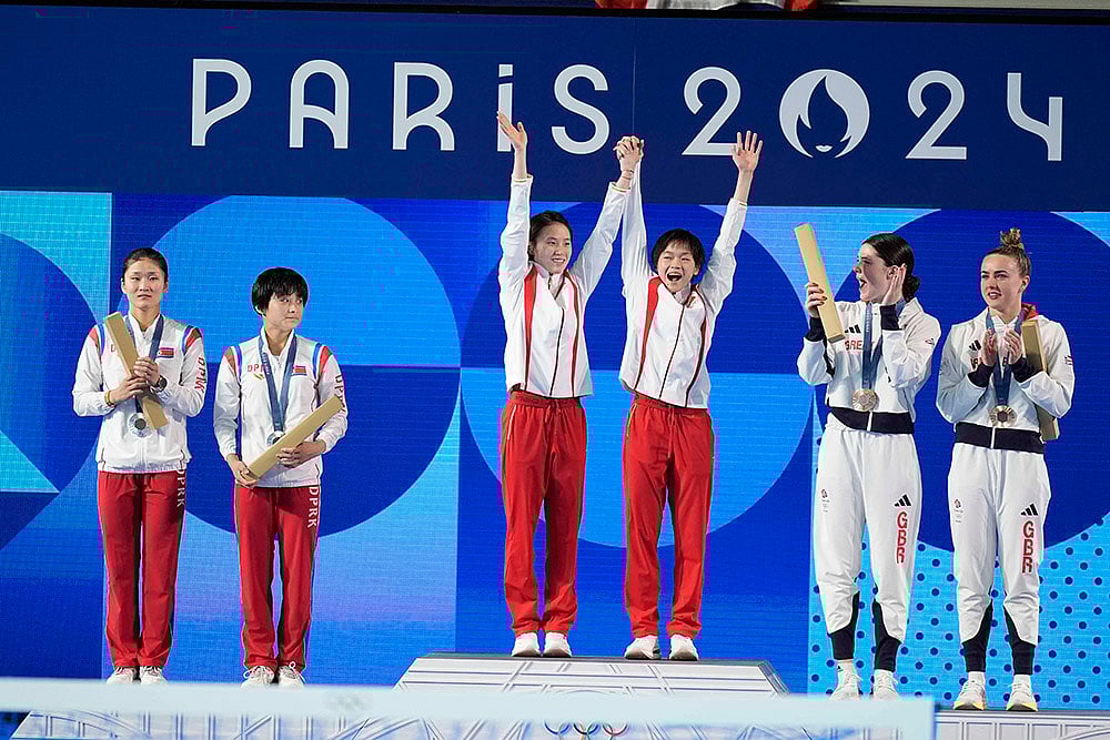 | Photo: AP/Jin Lee Man : China's Chen Yuxi and Quan Hongchan celebrate after winning the gold
